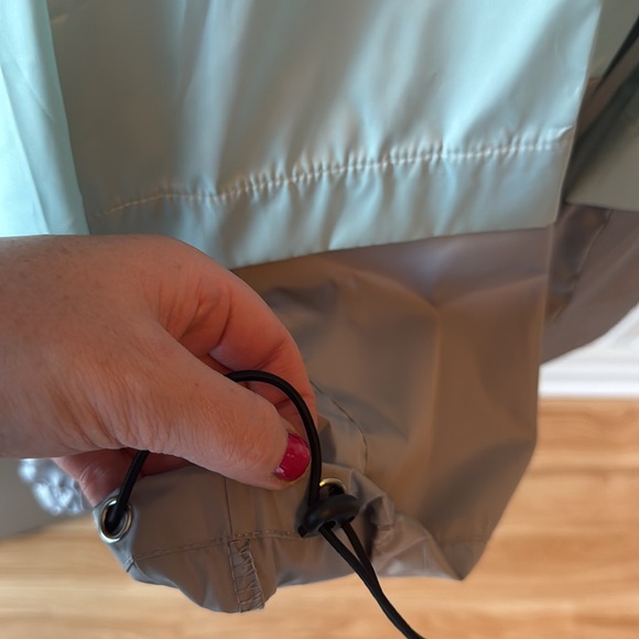 LN RAINCOAT SUOER LIGHTWEIGHT HOOD POCKETS BUNGEES TO ADJUST, SIZE MEDIUM - Picture 9 of 17